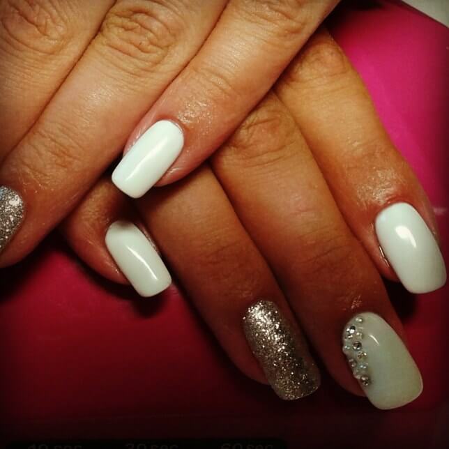 Білий манікюр з блискучими стразами та срібним глітером
