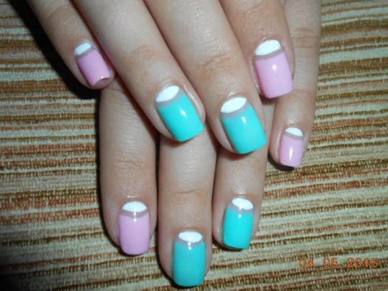 Овальні нігті: рожево-зелений мінімалізм з геометричним розписом