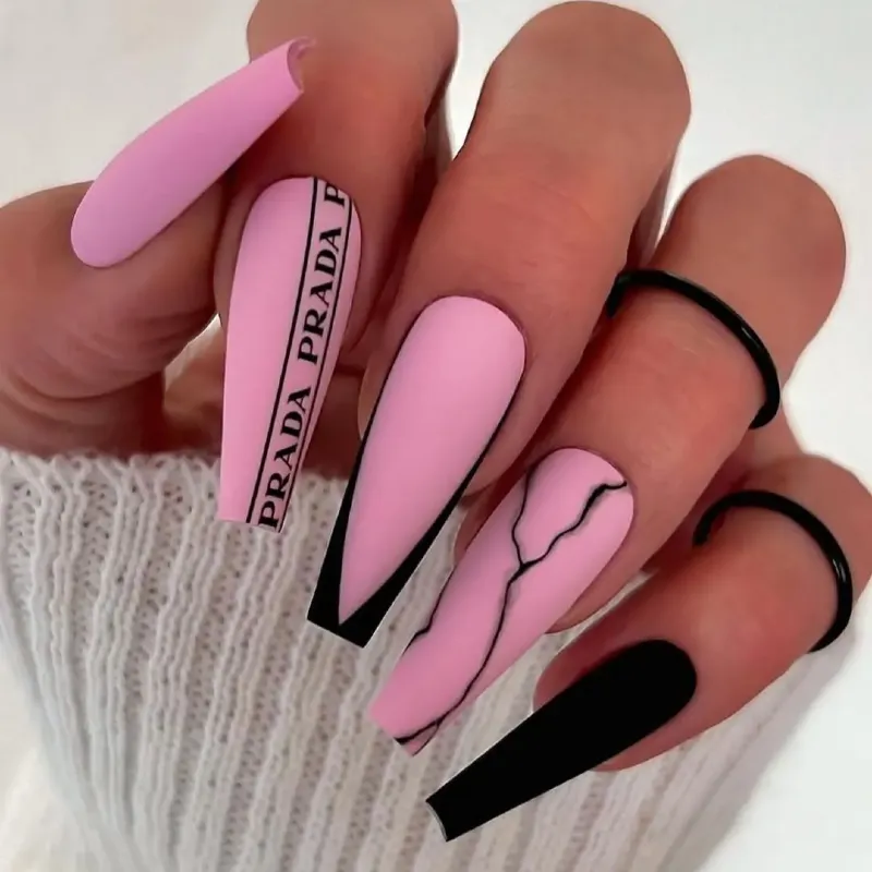 Манікюр Рожево-Чорна Геометрія: Матовий Дизайн на Довгих Нігтях-Труна