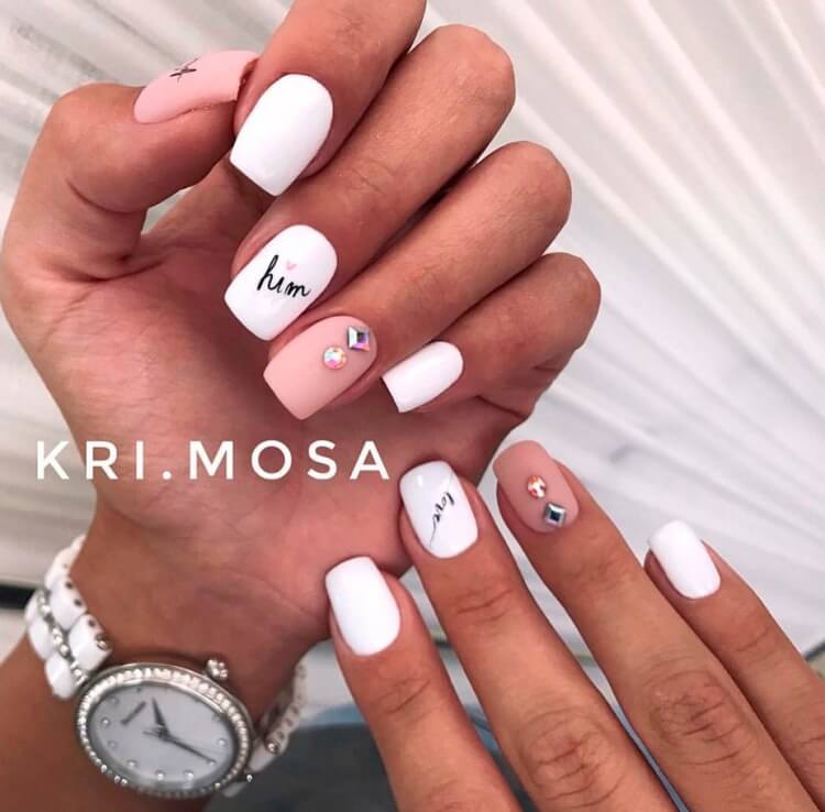 Матовий манікюр: білий з рожевими акцентами та стразами