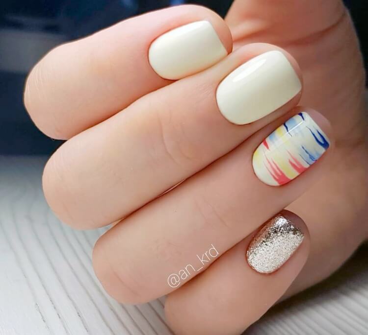 Абстрактний білий манікюр з блискітками та ручним розписом