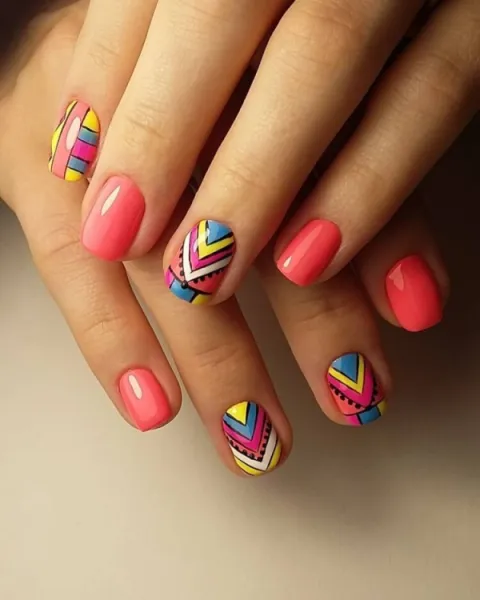 Рожево-жовтий максималізм: овальні нігті з геометричним розписом