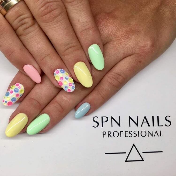Геометричний манікюр у жовто-зелених тонах з ручним розписом