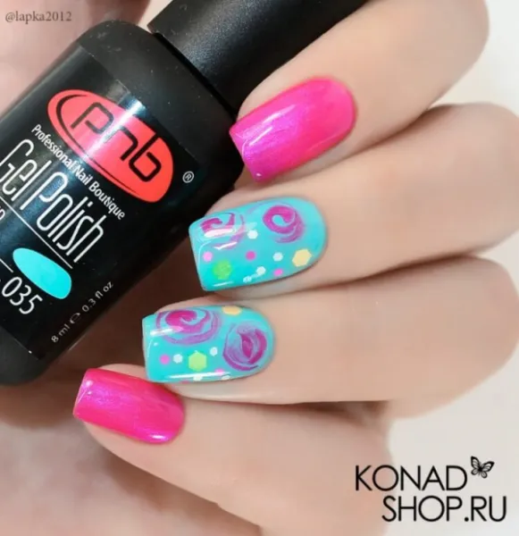 Яскравий синьо-рожевий абстрактний манікюр: блиск на квадратні нігті