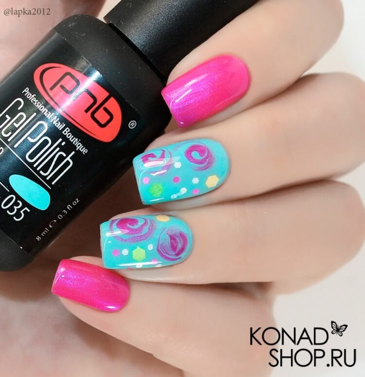 Максималізм на квадратних нігтях: синьо-рожевий абстрактний дизайн з блиском