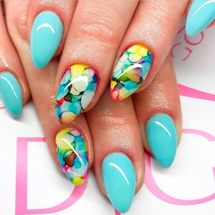 Абстрактний манікюр з ручним розписом у синьо-жовтих кольорах