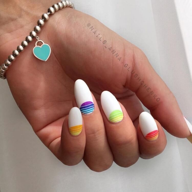 Довгий білий манікюр: кольорова геометрія та негативний простір