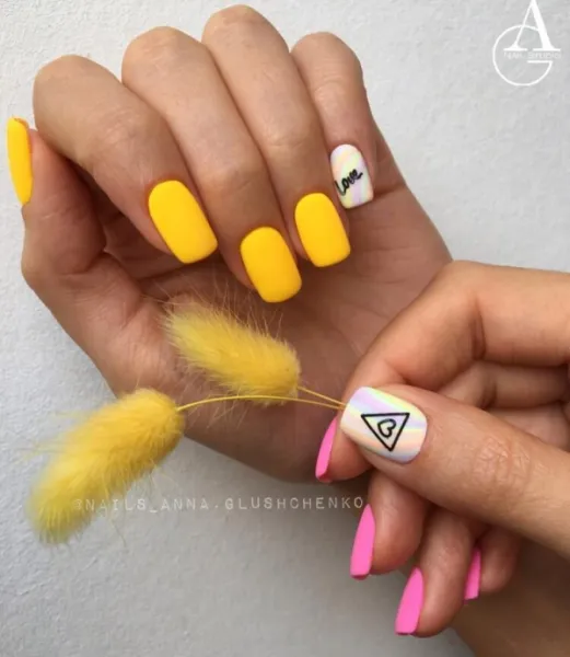 Жовто-рожевий матовий омбре на круглих нігтях: абстракція та геометрія