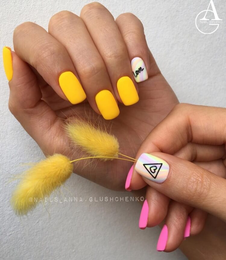 Яскравий жовто-рожевий матовий омбре: абстрактний дизайн на круглих нігтях