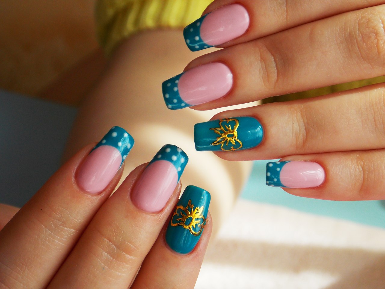 Рожевий френч з синіми квітами та золотим розписом на квадратних нігтях