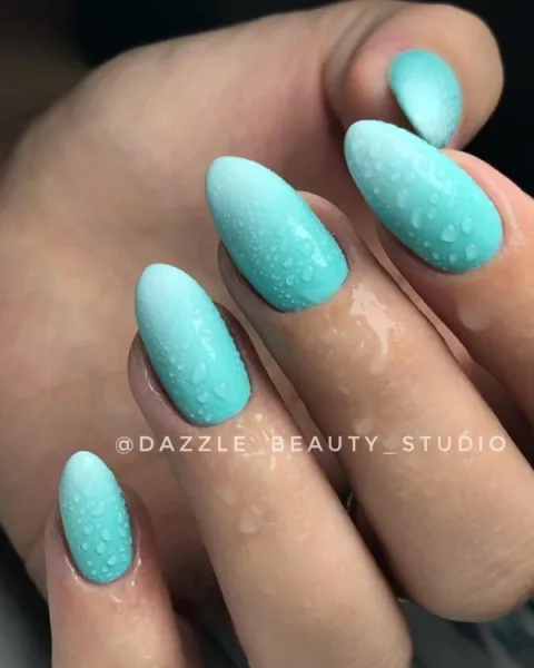 Довгі мигдалеподібні нігті: синє матове омбре з 3D ефектом