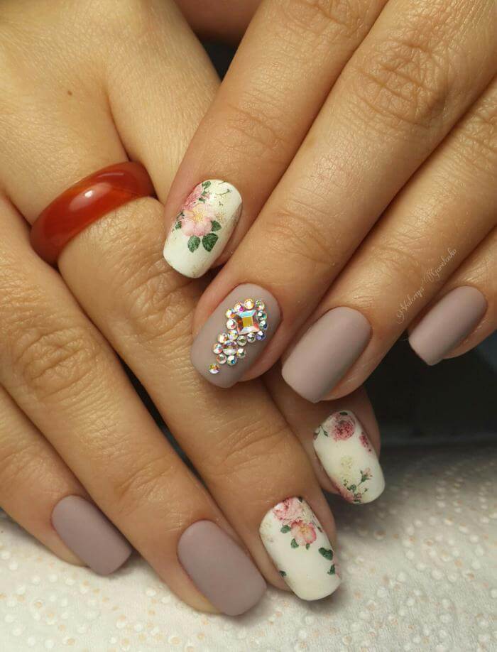 Матовий сірий манікюр з 3D квітами та ручним розписом