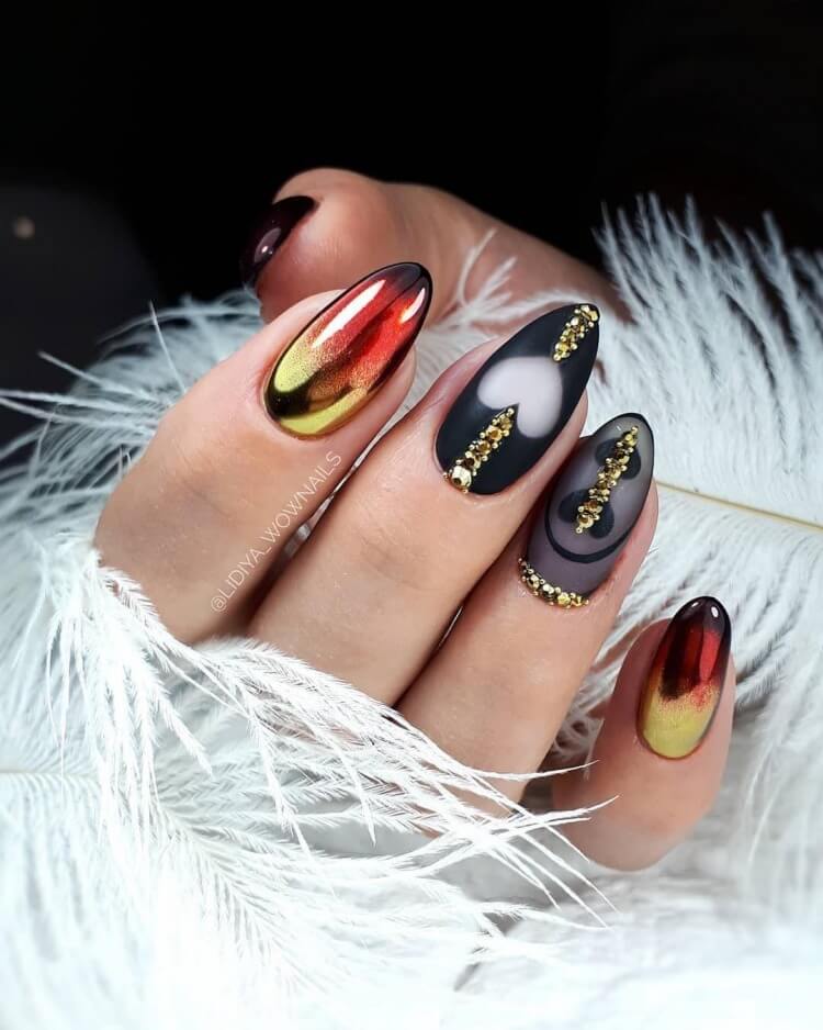 Ефектний чорно-золотий манікюр: 3D омбре, матовий фон та блиск на довгих мигдалеподібних нігтях