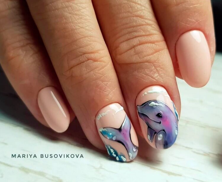 Бежевий манікюр з фіолетовими та синіми мазками