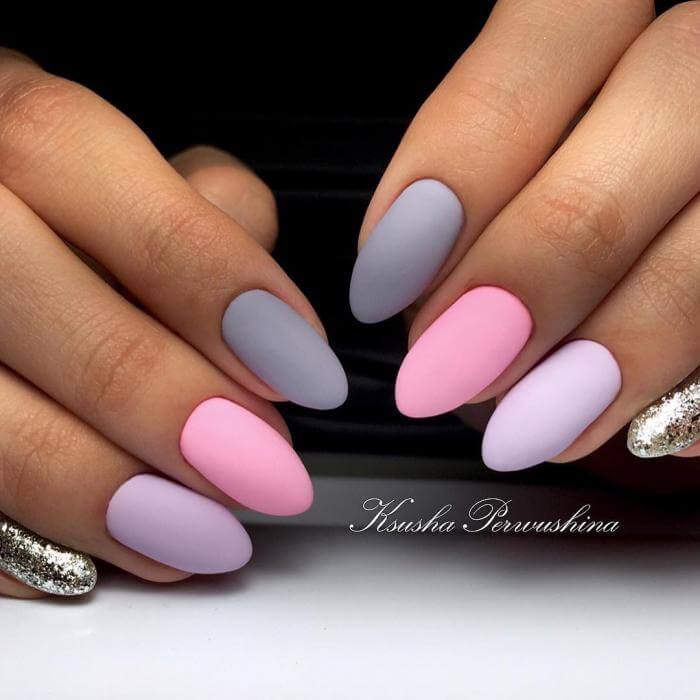 Матовий рожево-фіолетовий манікюр з блискітками на мигдалеподібних нігтях