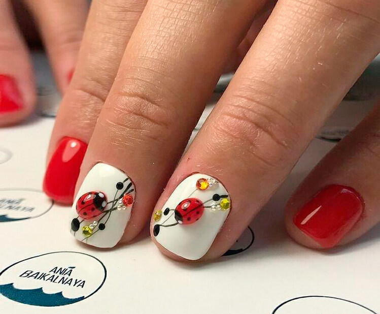 Максималізм на овальних нігтях: біло-червоний 3D дизайн з ручним розписом