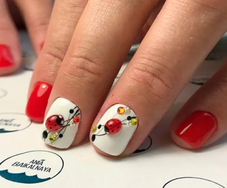 Біло-червоний 3D максималізм: абстракція та стрази на овальних нігтях