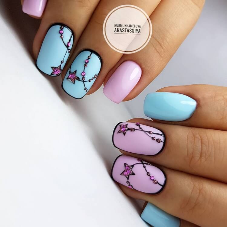 Синій геометричний дизайн нігтів з блискітками та стразами