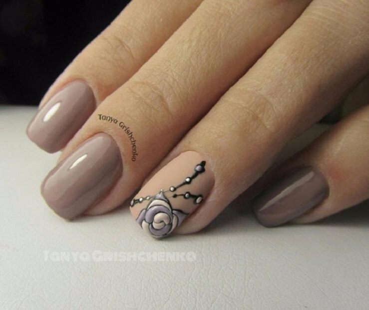 Бежевий манікюр з фіолетовими квітами та ручним розписом