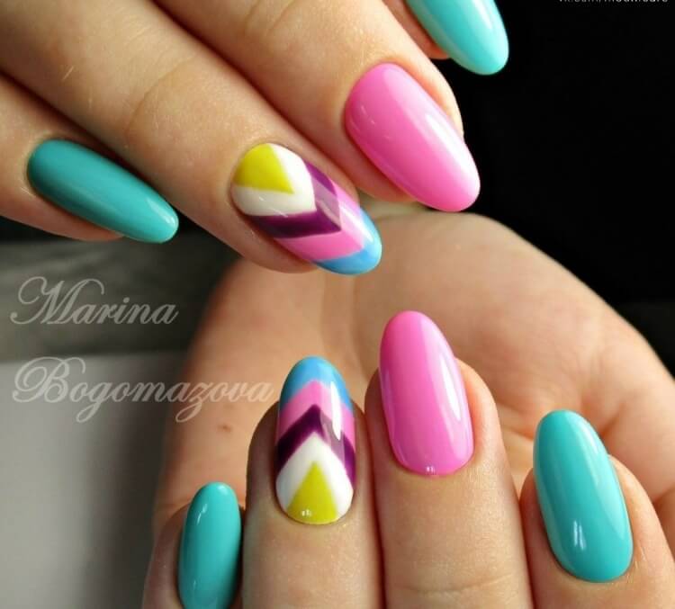 Рожевий манікюр з синьою геометрією ручного розпису