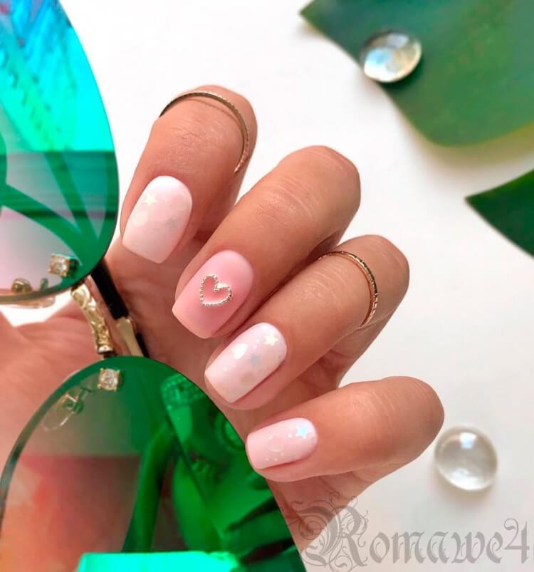 Рожевий манікюр з блискітками та 3D стразами на овальних нігтях