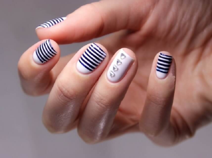 Біло-синій геометричний манікюр з 3D елементами та стразами