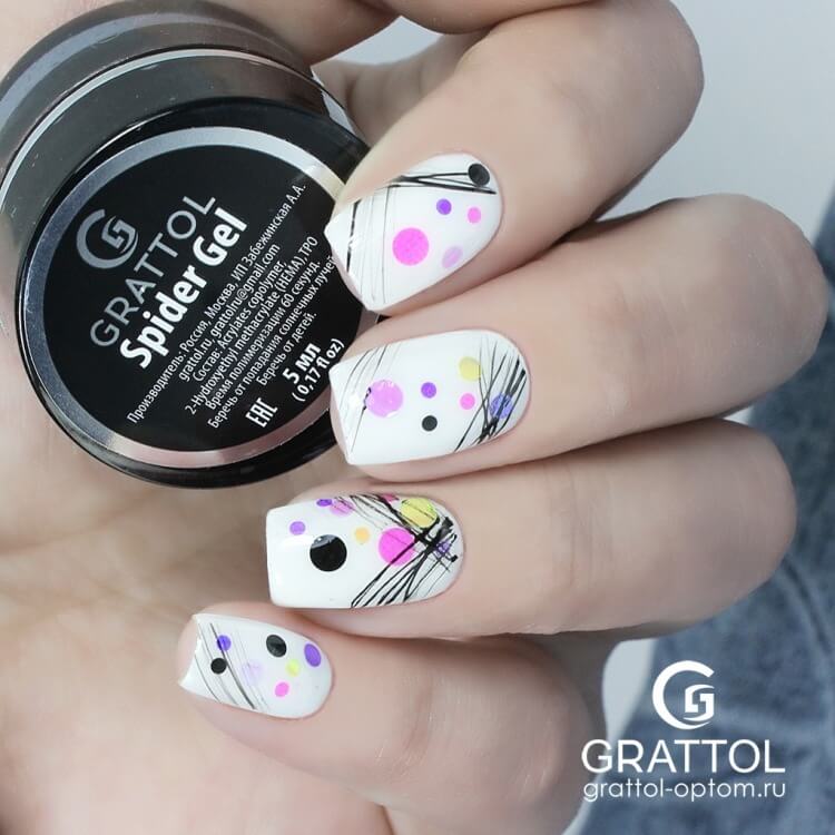 Абстрактний манікюр з білим фоном та кольоровою геометрією на овальних нігтях