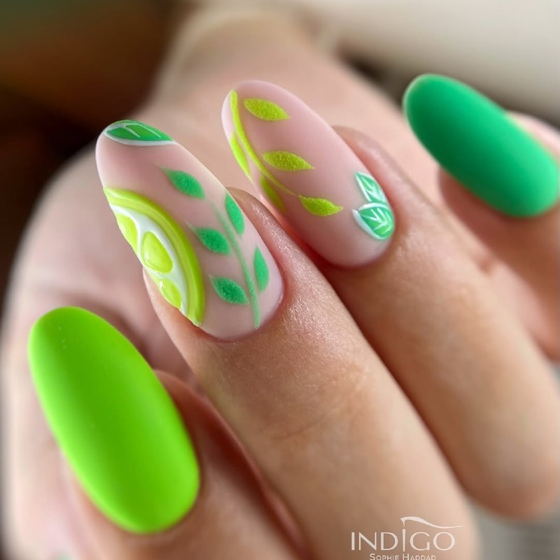 Ексклюзивний зелений манікюр: матовий, 3D квіти, ручний розпис на мигдалі