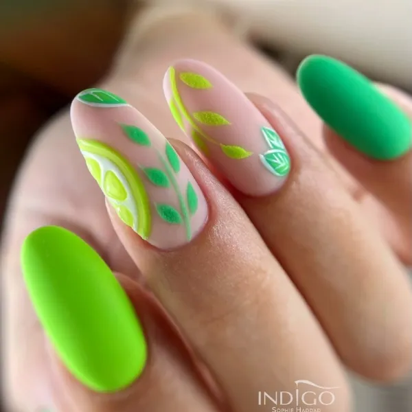 Матовий зелений манікюр з бежевими квітами 3D на мигдалеподібних нігтях