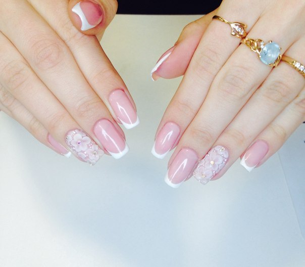 Рожевий французький манікюр з 3D квітами та стразами