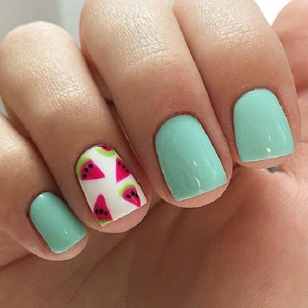 Зелений манікюр з геометричним розписом на коротких нігтях