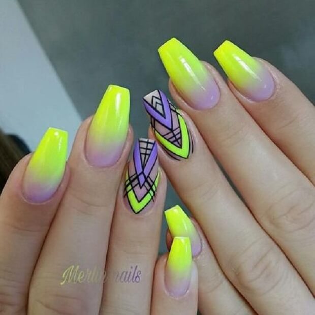 Жовто-фіолетовий омбре манікюр з чорною геометрією на трунах