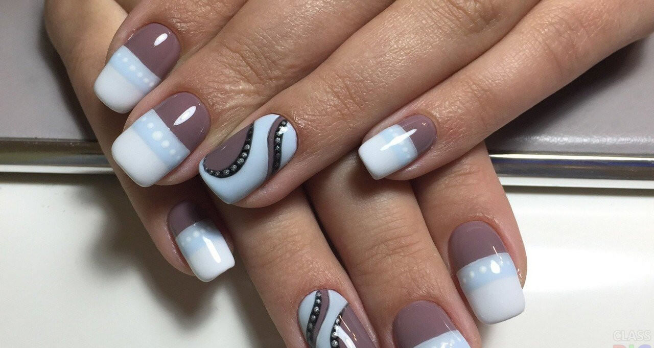 Фіолетовий манікюр з геометричним розписом та стразами