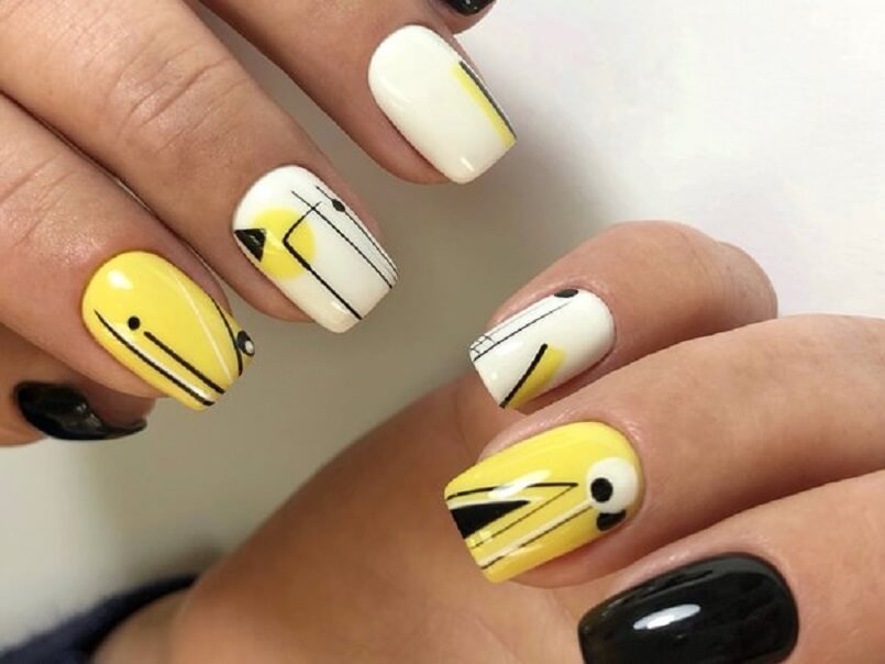 Жовтий манікюр з абстрактним геометричним розписом