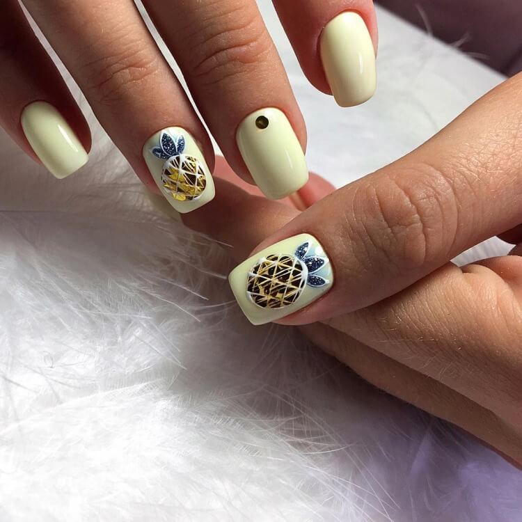 Жовтий манікюр з геометричним візерунком та золотою фольгою