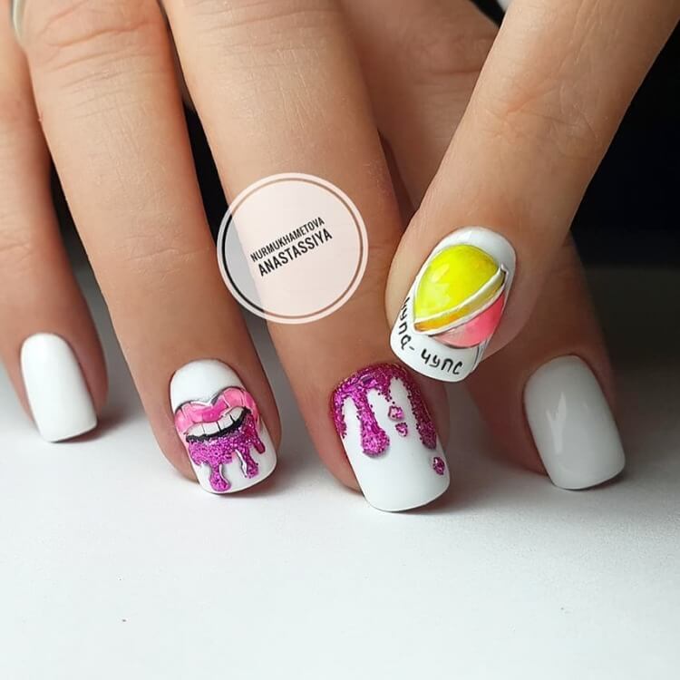 Максималізм на овальних нігтях: абстрактний біло-рожевий манікюр з блискітками