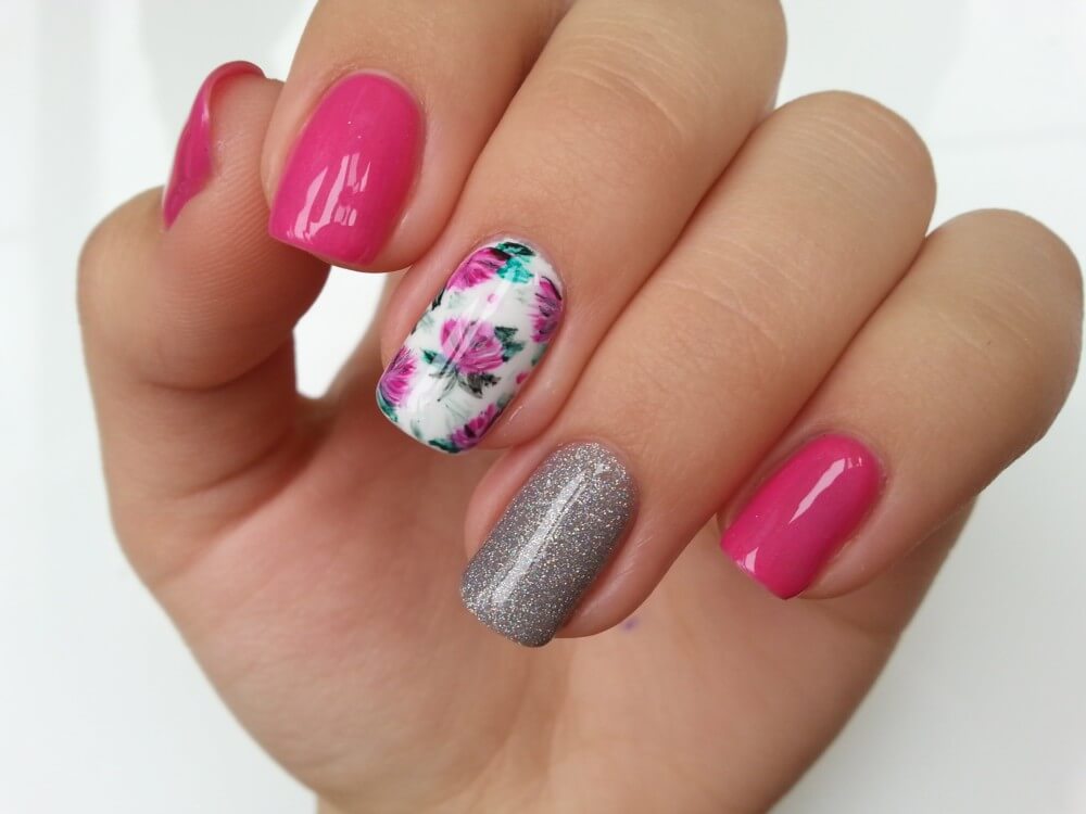 Рожевий квітковий манікюр з блискітками та ручним розписом