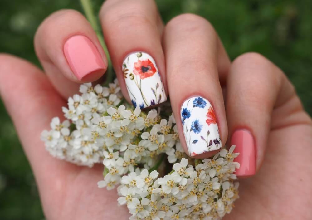 Квітковий рожевий манікюр з наклейками та блискучими стразами