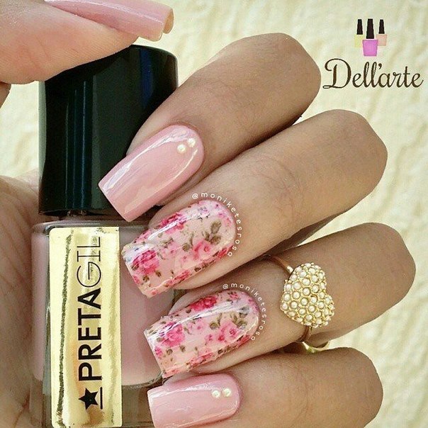 Рожевий квітковий манікюр: 3D квіти, стрази на довгих нігтях