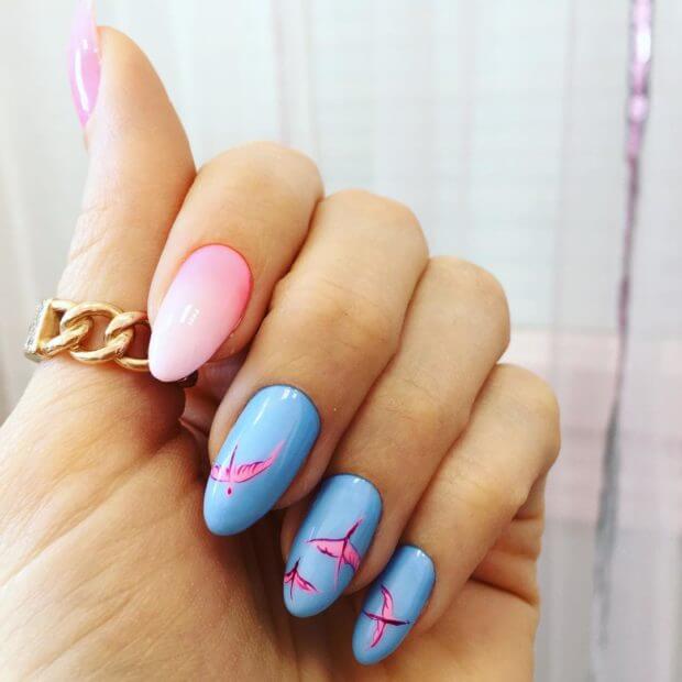 Абстрактний манікюр з синьо-рожевим омбре на мигдалеподібних нігтях