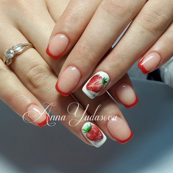 Бежевий френч з червоною лінією на овальних нігтях