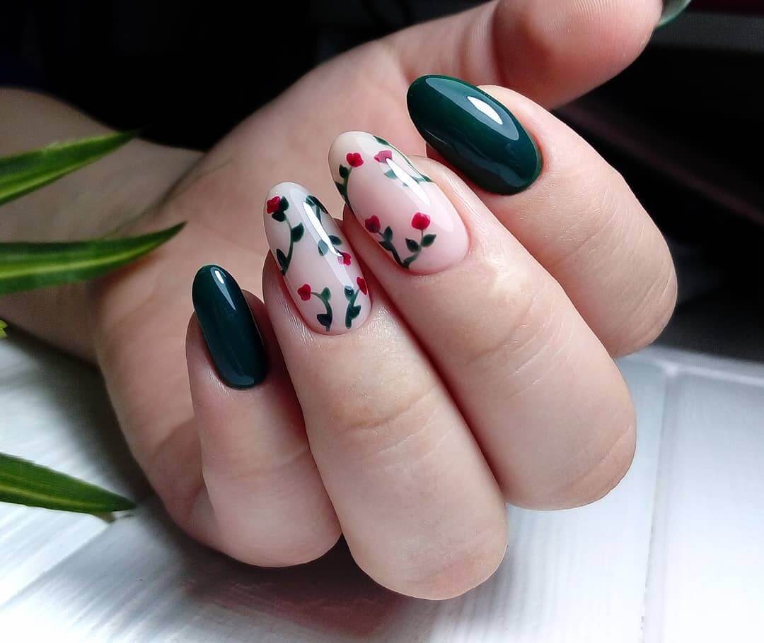 Зелений манікюр з ручним квітковим розписом на довгих нігтях