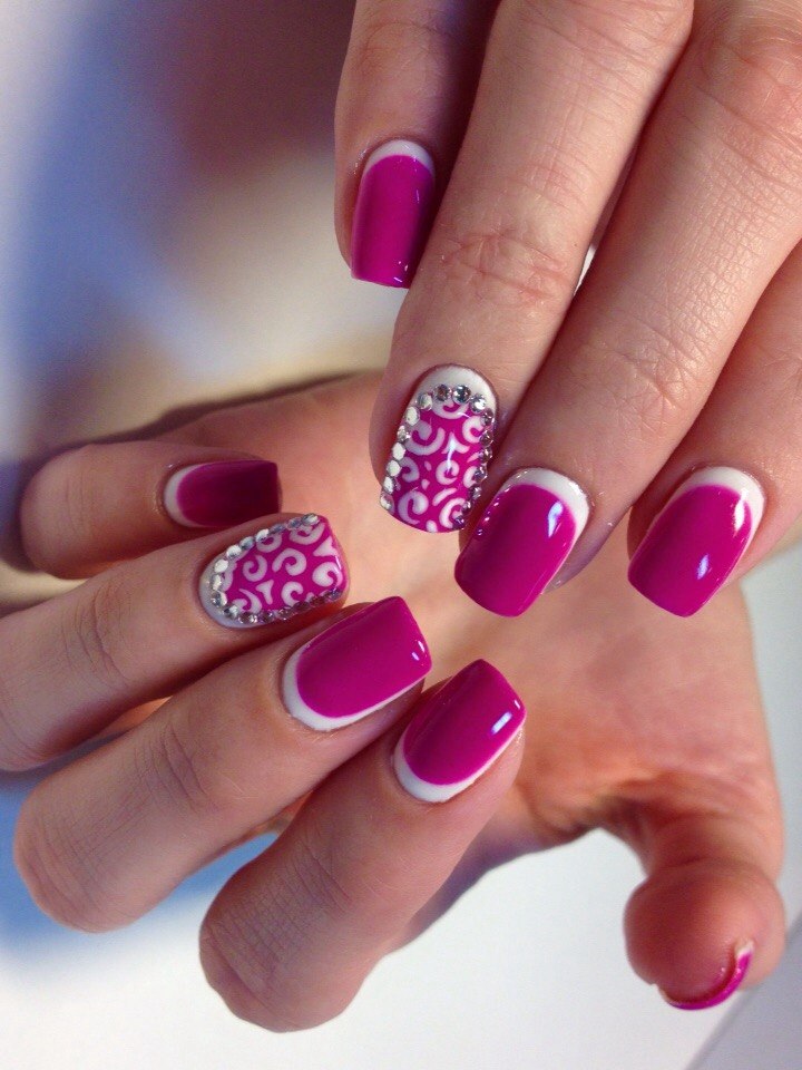 Рожевий французький манікюр з блискітками та абстрактним розписом