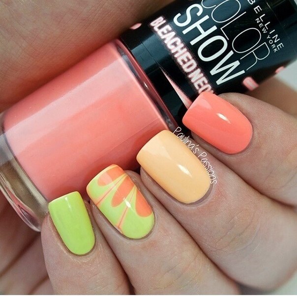 Абстрактний помаранчево-жовтий манікюр з ручним розписом на овальні нігті