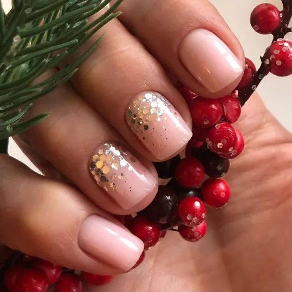 Рожевий блискучий манікюр: круглі короткі нігті з мерехтливим сріблом