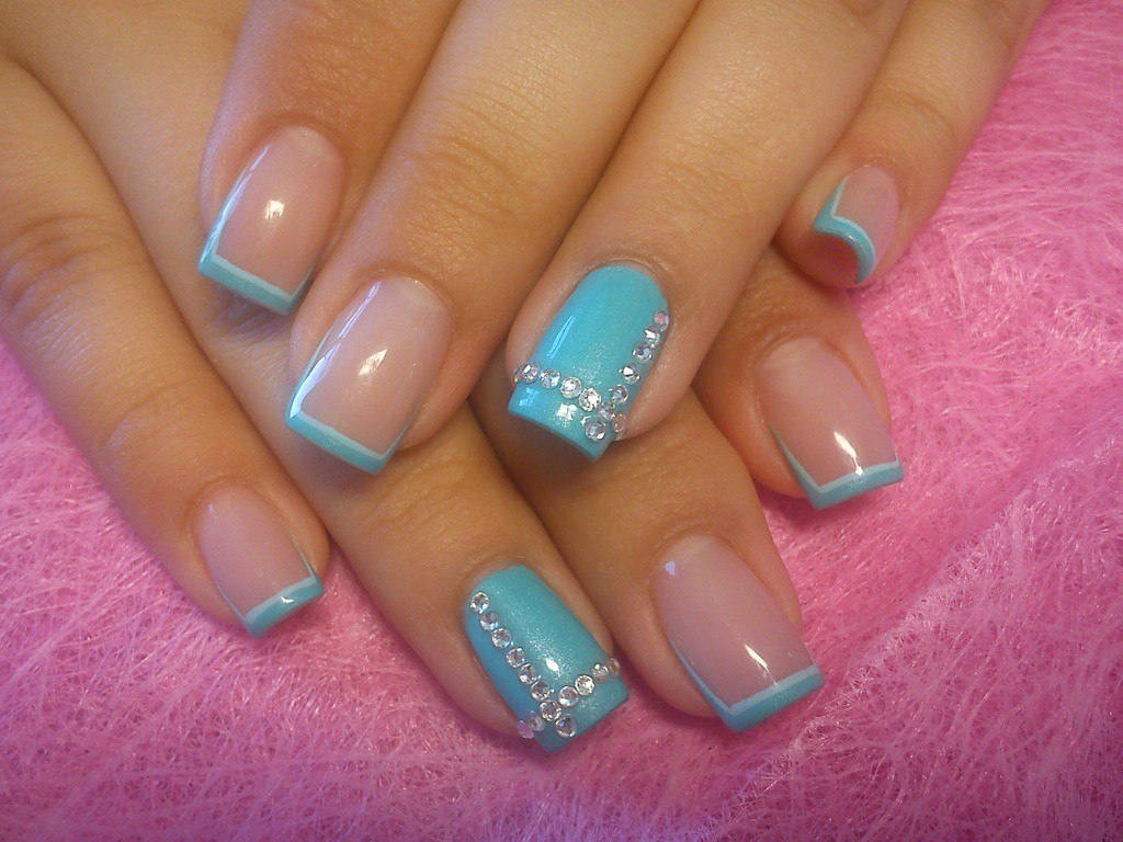 Бежевий френч з синіми кінчиками та блискучими стразами