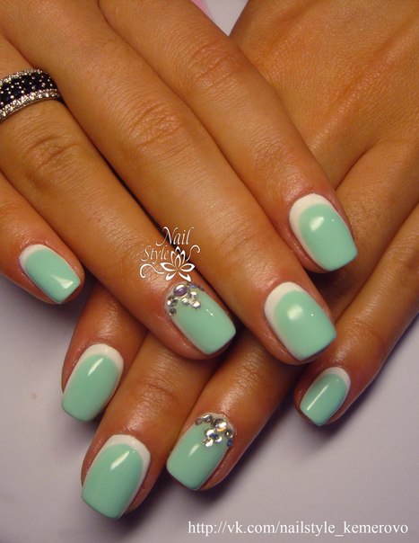 Зелений френч манікюр з білою лінією та сріблястим блиском