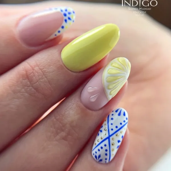 Яскравий жовто-синій французький манікюр на мигдалі: геометрія гель-лаком