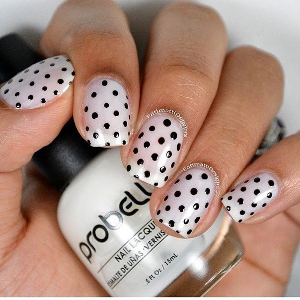 Біло-чорний мінімалізм: геометричний манікюр з ручним розписом на овальних нігтях