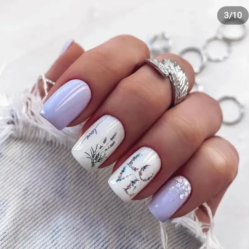Просунутий фіолетово-білий манікюр: квадратні нігті з квітковим блиском
